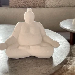 Fabrique de Styles Statue Femme Méditation en Ciment écru H16cm* Petits Objets Déco